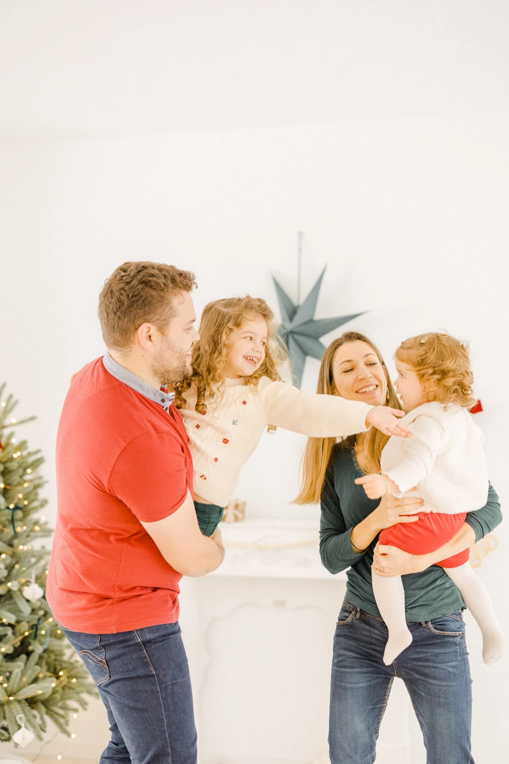 bonheur main jeans sourire événement